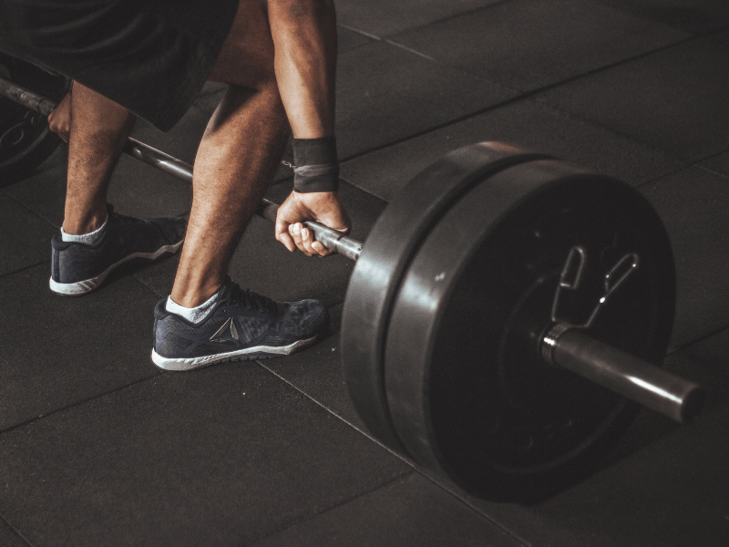 Homem levantando peso na academia. - Man listing weights at the gym Prescrição de Exercícios na Musculação (Nível Avançado)