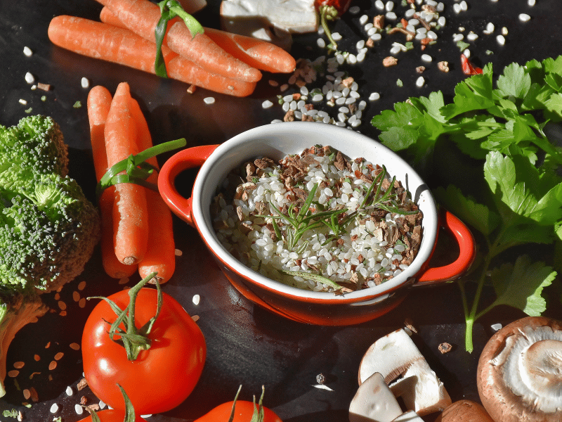 Sopa de legumes e vários lugumes na mesa. Individualidade bioquímica e as estratégias nutricionais