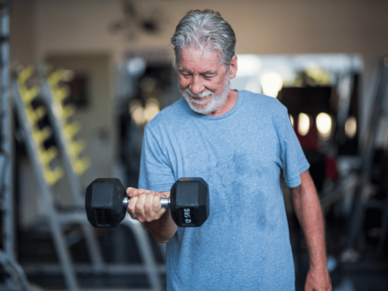 Treinamento de força para pessoas acima de 60 anos: Peso do corpo e aparelhos